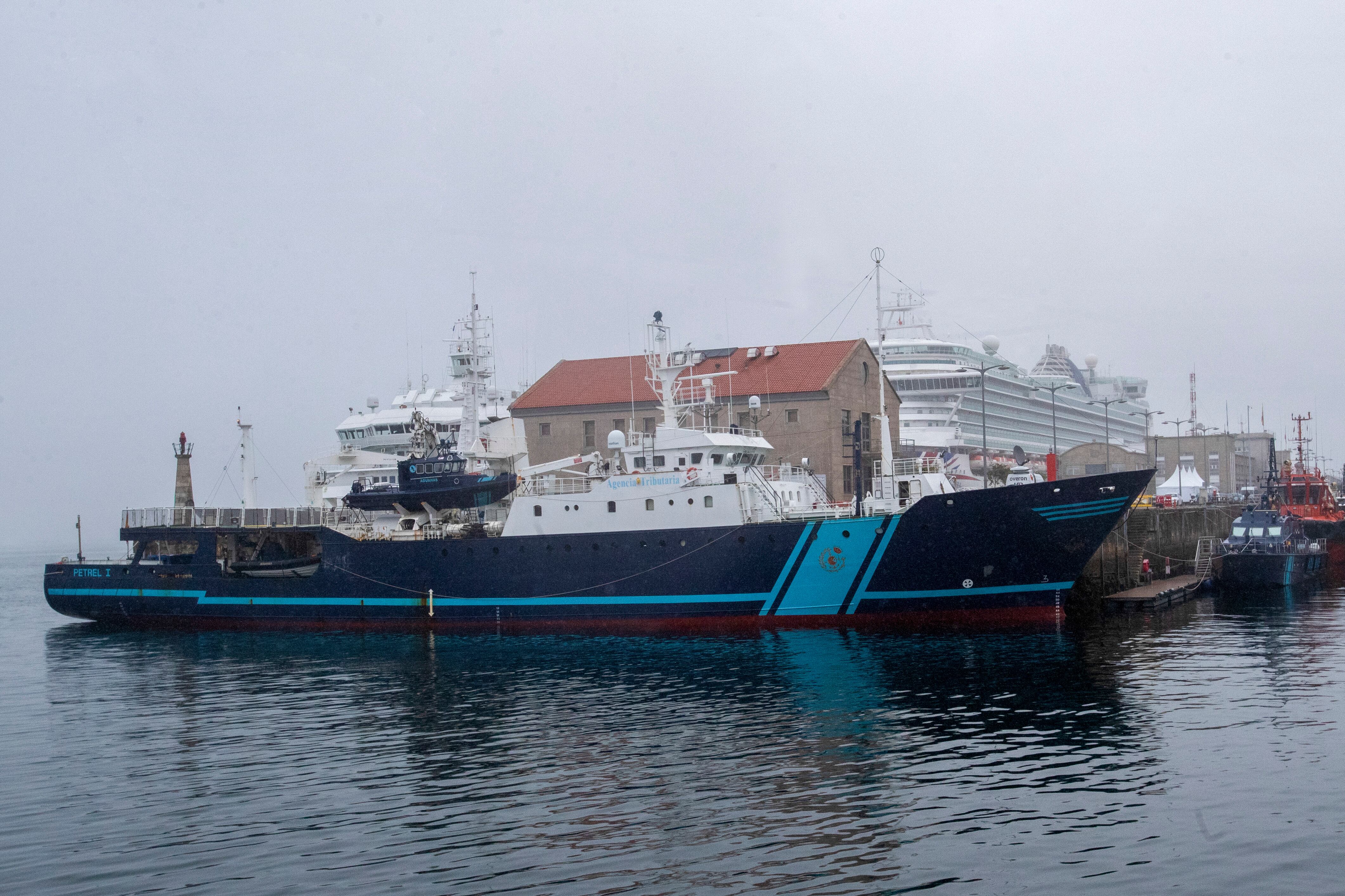 VIGO (PONTEVEDRA), 01/08/2023.- El buque de la Agencia Tributaria Petrel a su llegada al puerto de Vigo. El barco arribó con un cargamento de media tonelada de cocaína que intervenido por la policía de aduanas, el buque sufrió una vía de agua en alta mar pero los agentes recuperaron la mitad del cargamento durante el operativo. EFE / Salvador Sas
