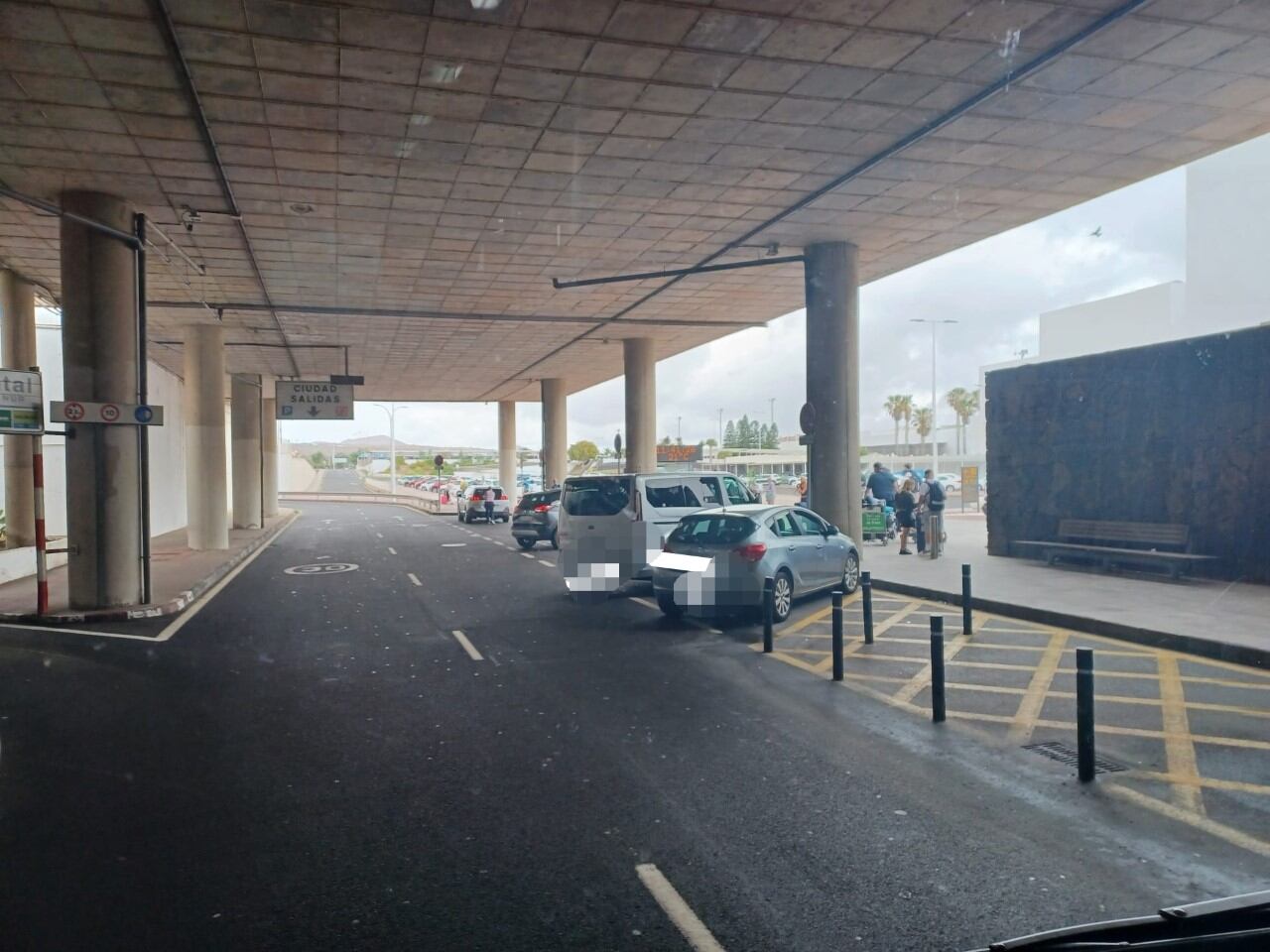 Imagen de archivo de vehículos mal estacionados en el Aeropuerto César Manrique- Lanzarote.