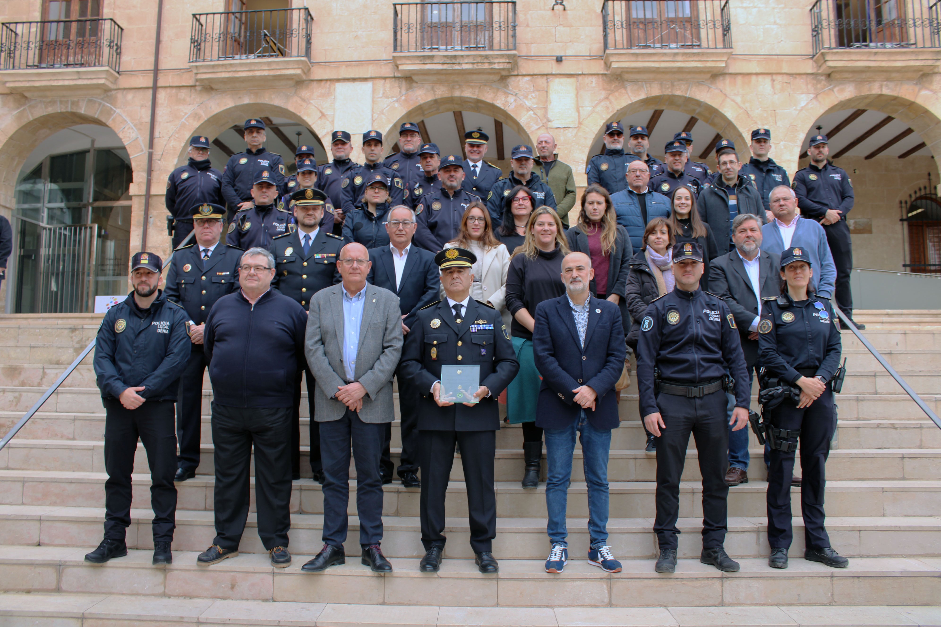 Andrés Tabernero con la corporación municipal y compañeros de la Policía Local.