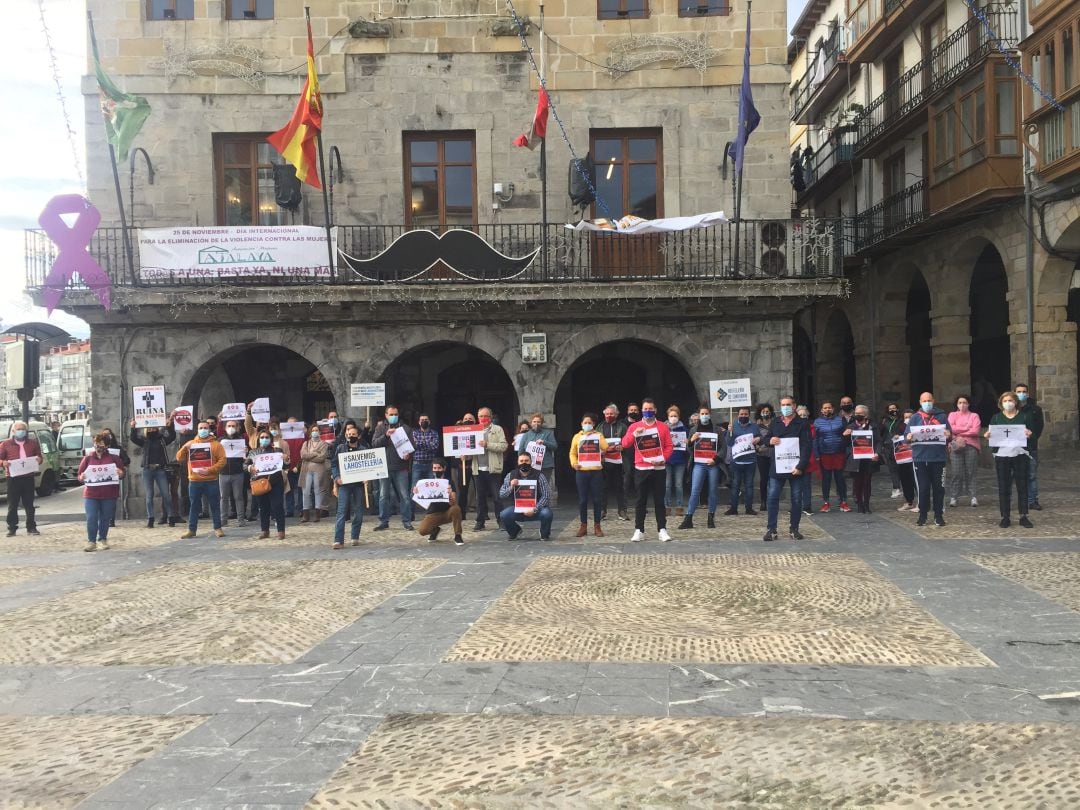 Concentración de hosteleros en Castro Urdiales.