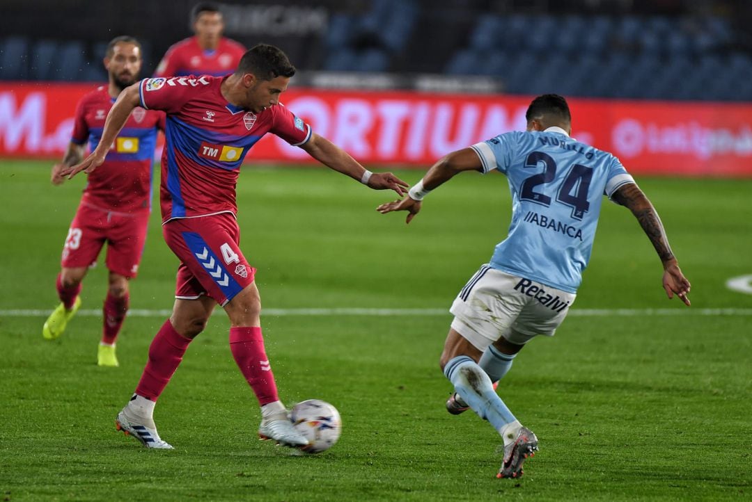 El jugador del Elche, Marcone, toca el balón ante el céltico Murillo