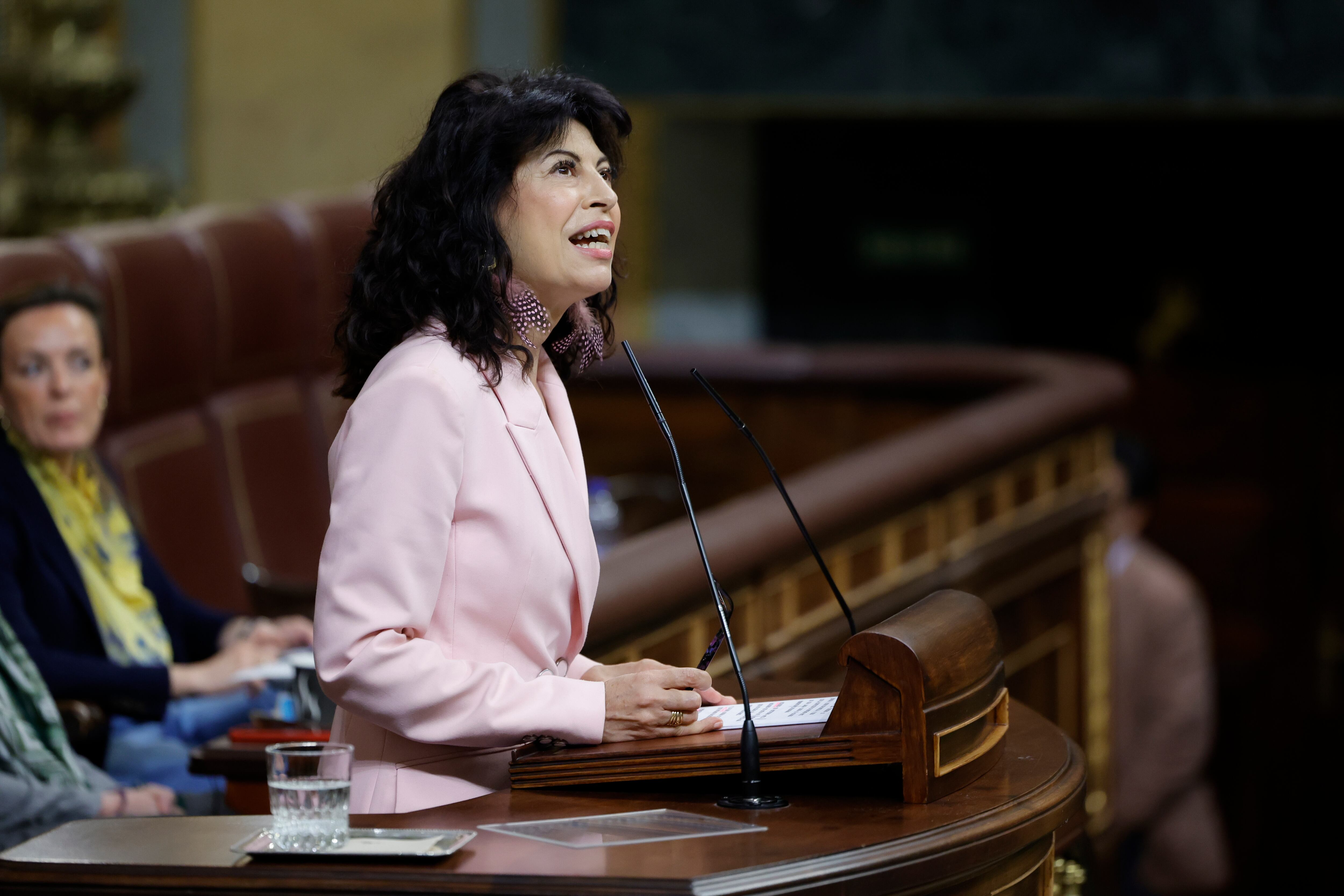 La ministra de Igualdad, Ana Redondo, durante su intervención en el pleno del Congreso.