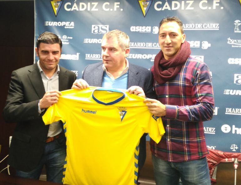 Migue posa como jugador cadista