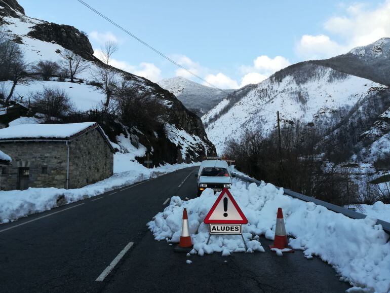 Señalización de peligro por aludes en Cuevas (Aller), en la base del puerto de San Isidro por la vertiente asturiana.