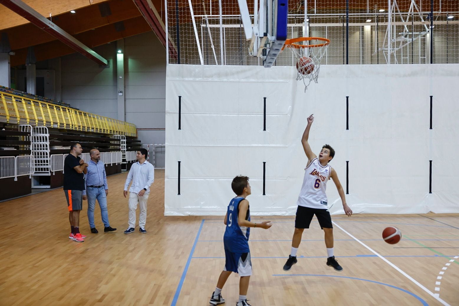 La renovación del pavimento cuenta con una inversión superior a los 176.470 euros y se destina a mejorar la práctica de deportes como baloncesto, gimnasia rítmica, patinaje o fútbol sala