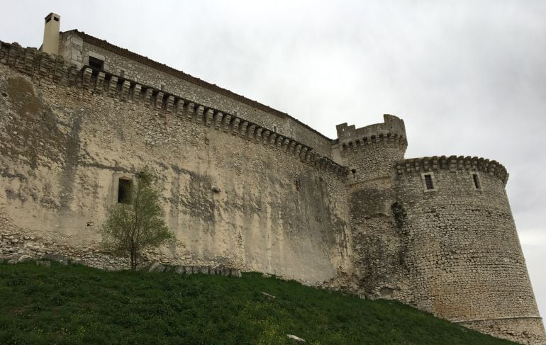 Vista del castillo de Cuéllar desde el camino del Alamillo