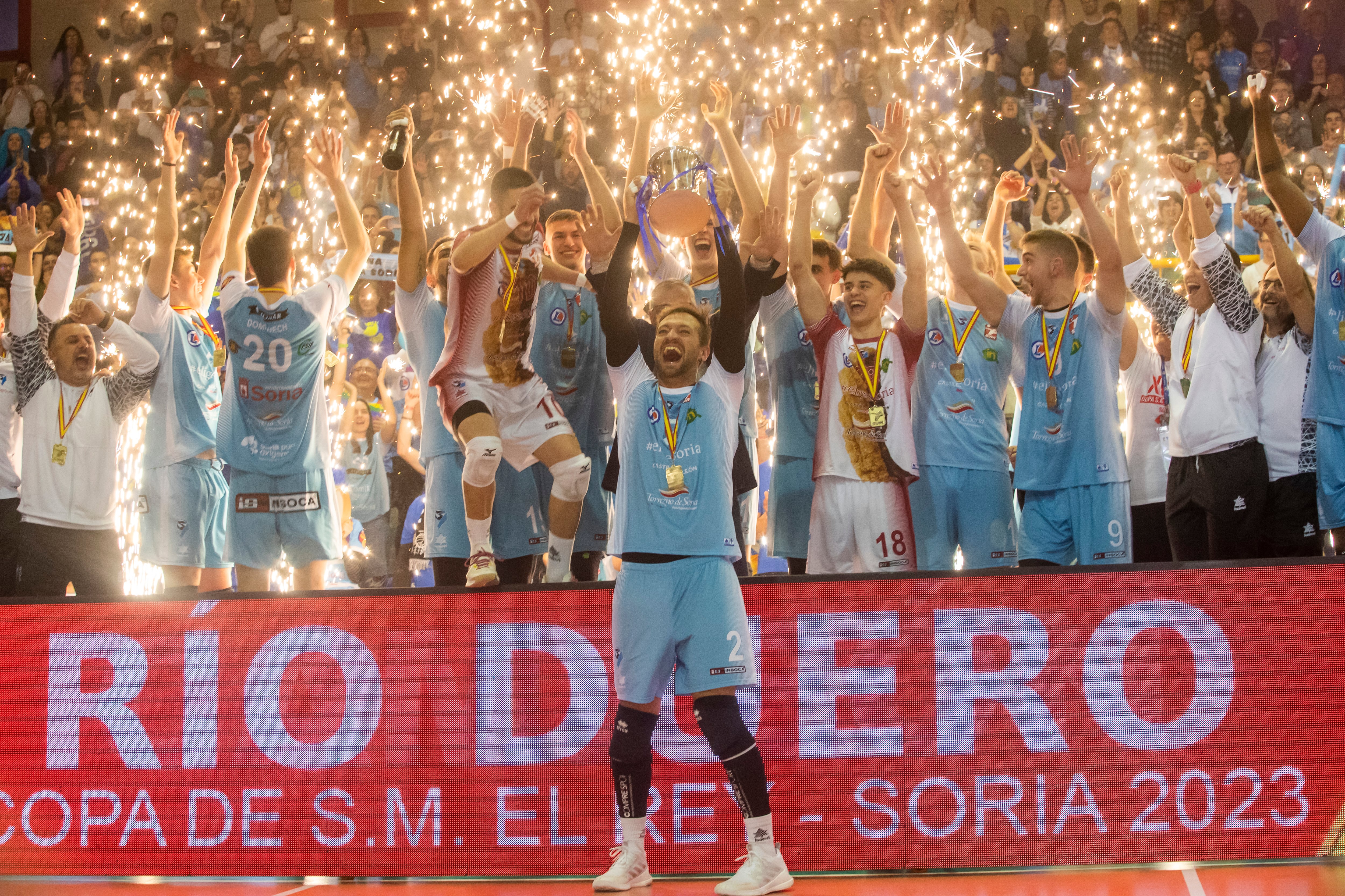 SORIA, 26/02/2023.- Los jugadores del Río Duero Soria celebran la victoria ante el Pamesa Teruel por 1-3 en la final de la Copa del Rey de voleibol, este domingo en Soria. EFE/ Wifredo García
