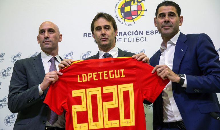 Luis Rubiales (i), nuevo presidente de la Federación Española de Fútbol (RFEF), el seleccionador Julen Lopetegui (c) y Fernando Hierro, director deportivo del organismo, escenificaron la renovación del técnico de la selección nacional por otros dos años, hasta la Eurocopa 2020, hoy en la sede de la RFEF en Las Rozas (Madrid)