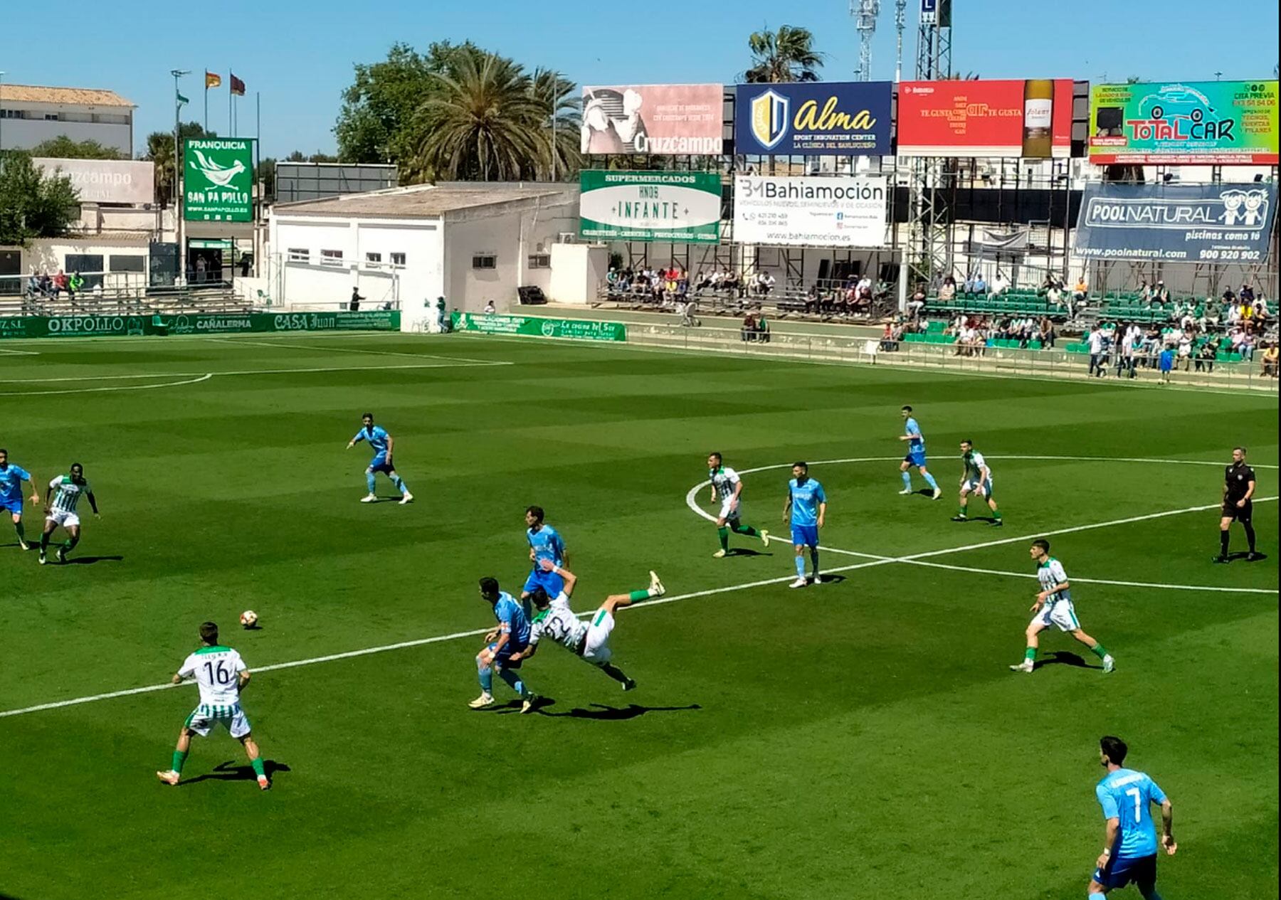 Imagen del partido entre el At. Sanluqueño y el Alcoyano