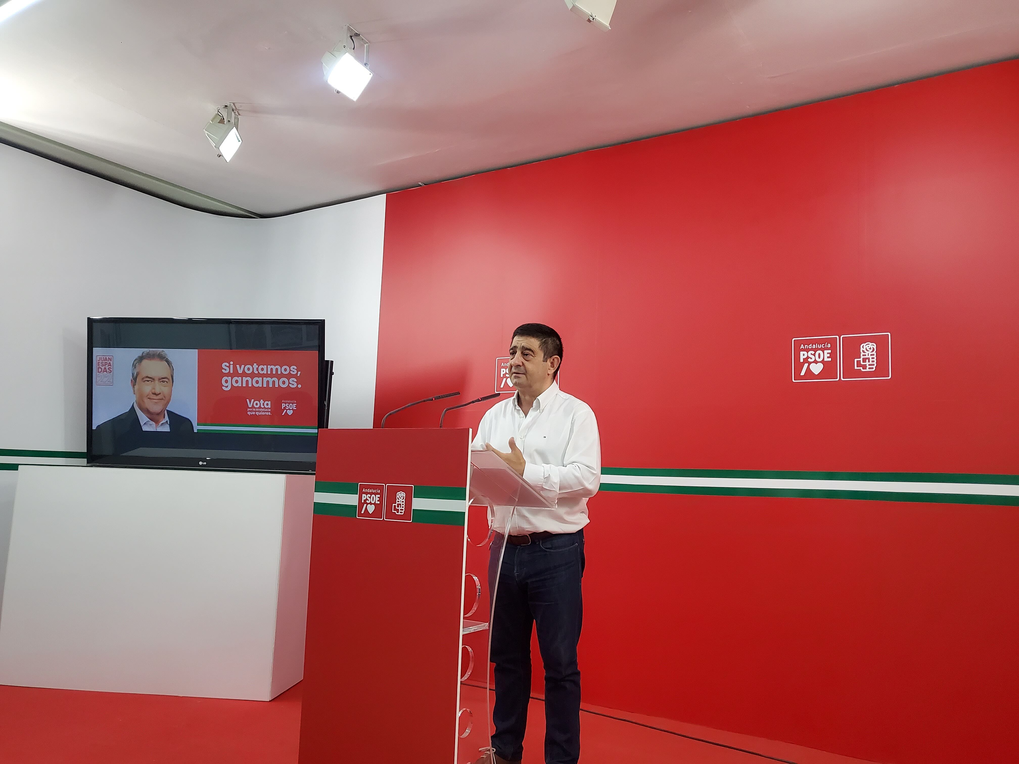 El secretario general del PSOE de Jaén, Francisco Reyes, en la sede provincial del partido.