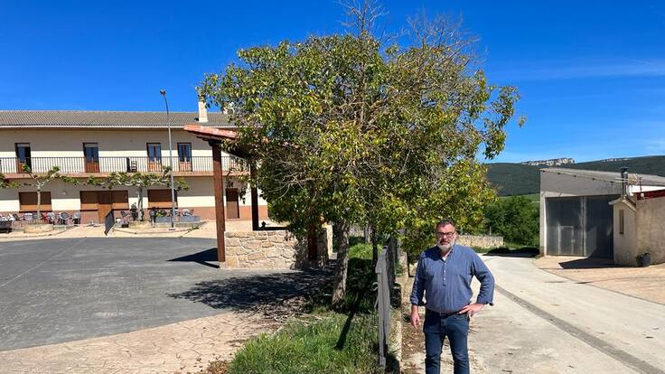 El candidato del PSOE se traslada a Navarra a conocer la situación de los muchos vecinos de Jódar desplazado a la campaña del espárrago