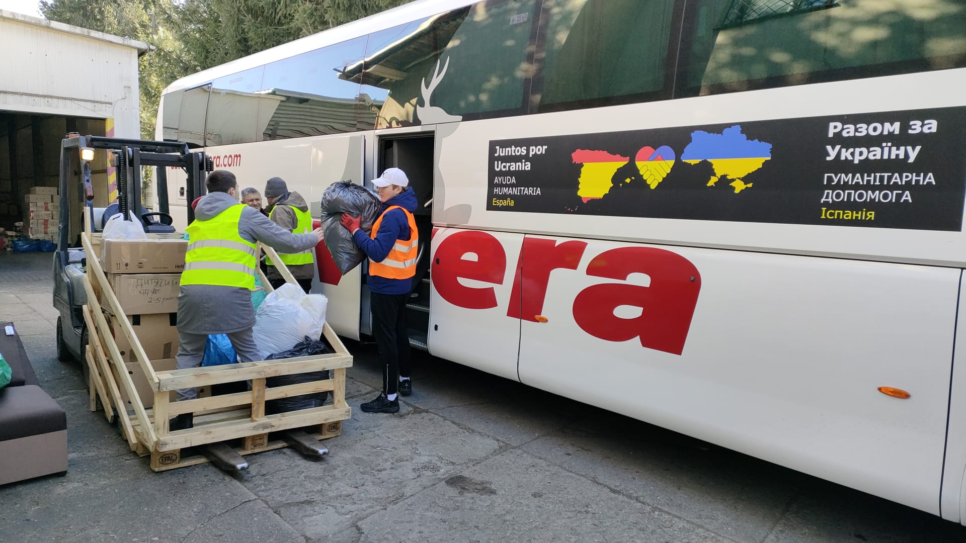 Momento de la entrega de la ayuda humanitaria en un centro de recogida en Varsovia (Polonia)