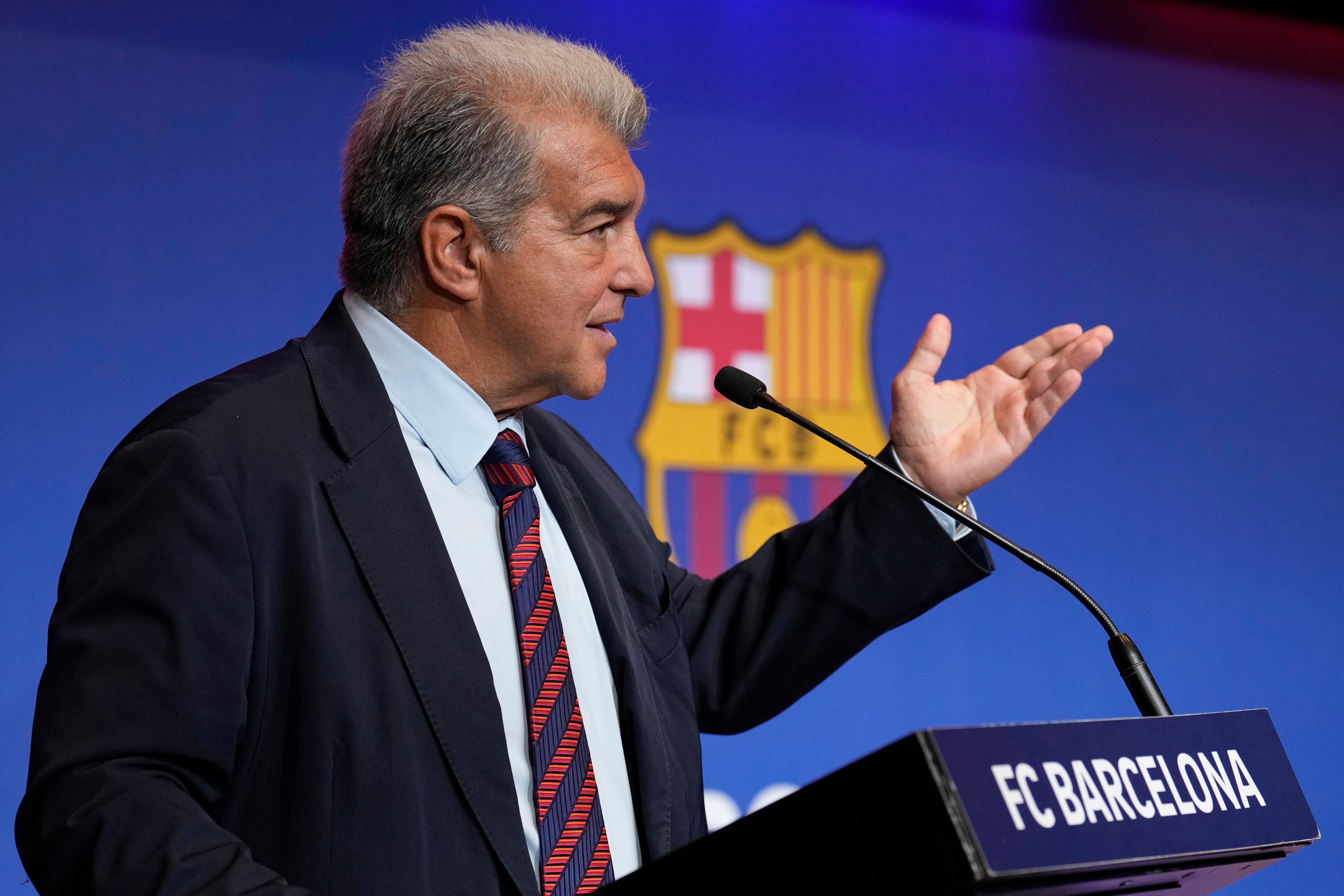 GRAFCAT7784. BARCELONA (ESPAÑA), 03/09/2024.- El presidente del FC Barcelona, Joan Laporta, durante la rueda de prensa en la que aseguró este martes que la entidad está &quot;más fuerte que nunca&quot; y advirtió que &quot;mucho tendrán que trabajar los desestabilizadores de afuera para hacer tambalear una institución que pronto cumplirá 125 años de vida&quot;. EFE/ Alejandro García
