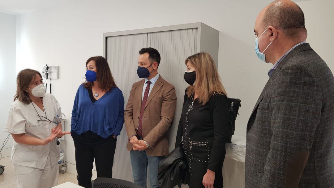 Armengol en su visita al centro de salud de Can Misses