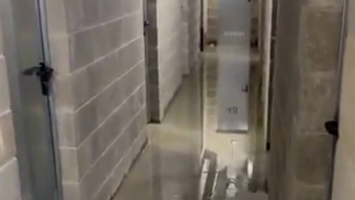 Pablo Ordóñez, residente en uno de los pisos del Plan Vive en Getafe, habla de las goteras en espacios comunes y filtraciones en trasteros.