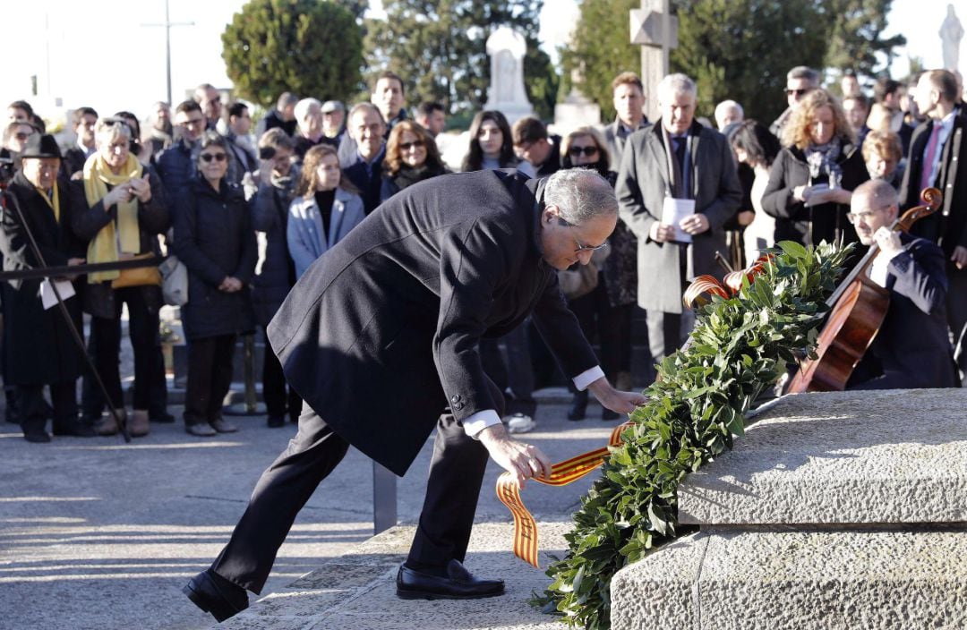 El presidente de la Generalitat, Quim Torra, realiza una ofrenda floral en la tumba de Francesc Macià durante el tradicional acto de homenaje al expresidente de la Generalitat, Francesc Macià.