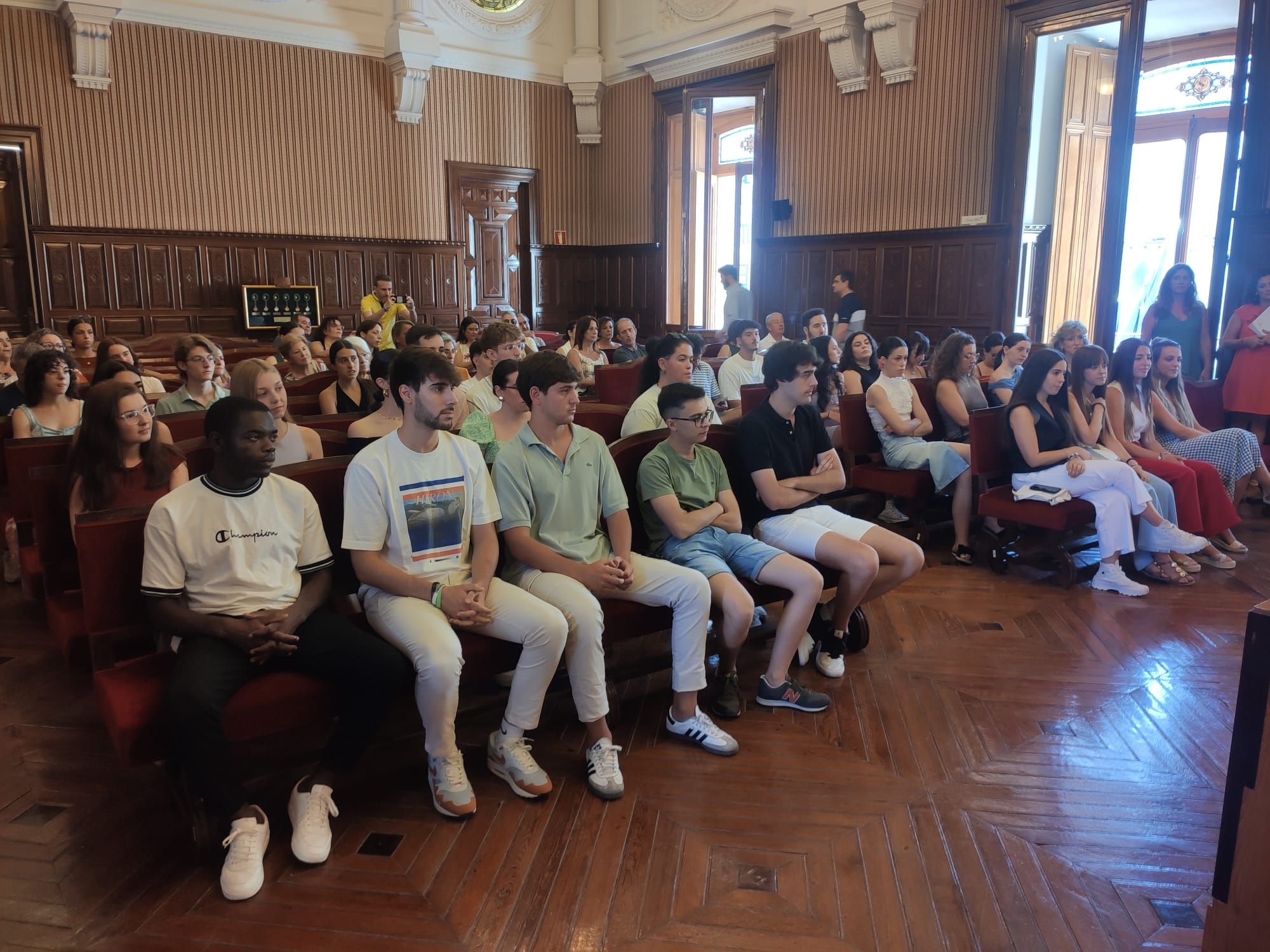 Estudiantes de la UJA durante la recepción de unas ayudas de la Diputación Provincial de Jaén.