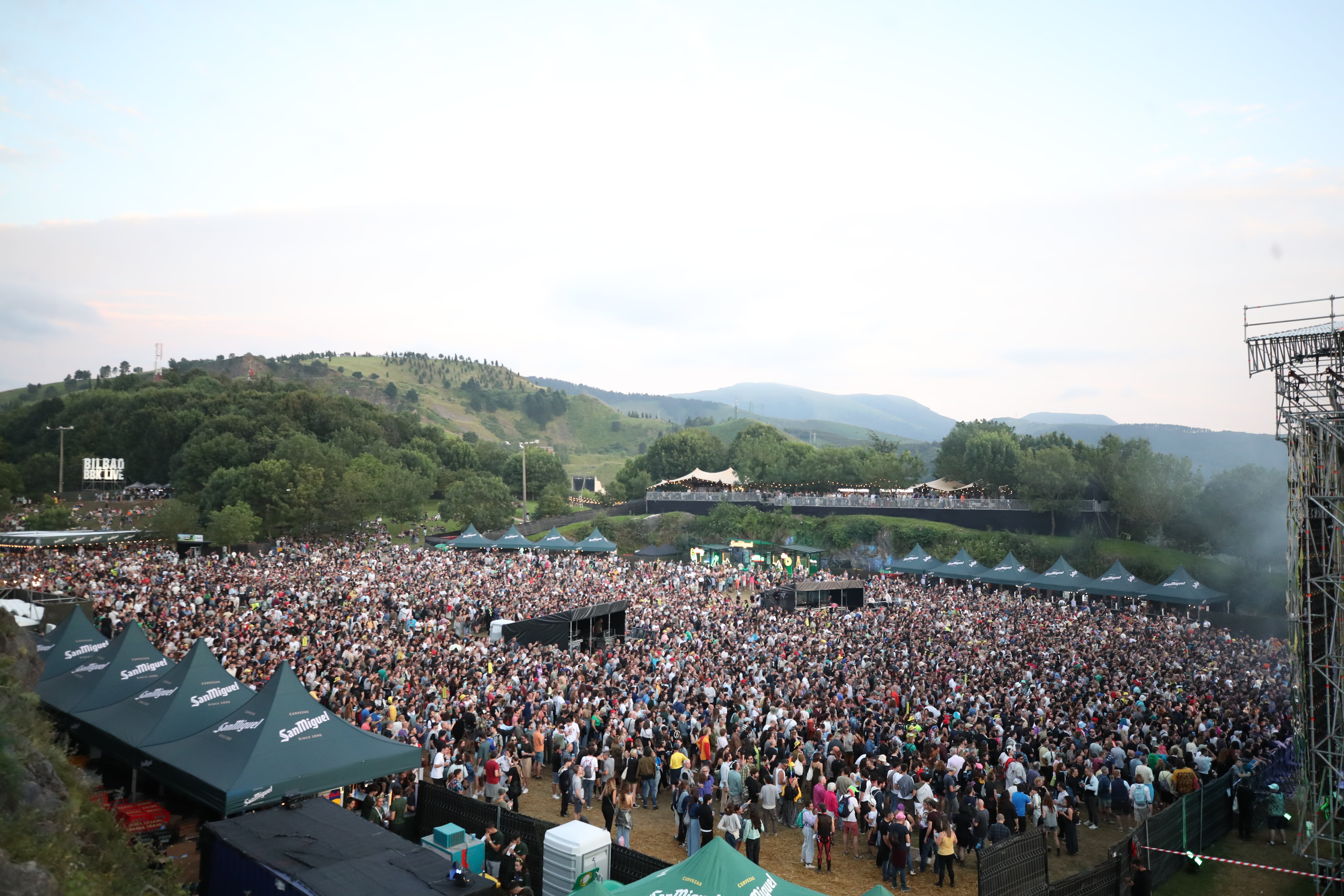 BILBAO, 13/07/2024.- Asistentes al Festival BBK Live de Bilbao en su última jornada. EFE / Luis Tejido.
