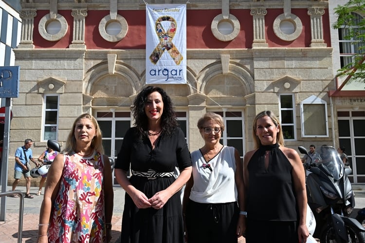 El Teatro Apolo luce el lazo dorado de la Asociación Argar para visibilizar el cáncer infantil.