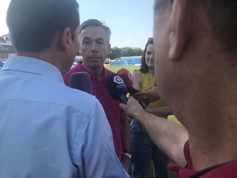 Javier Atienza atiende a los medios de comunicación en el Pedro Escartín,