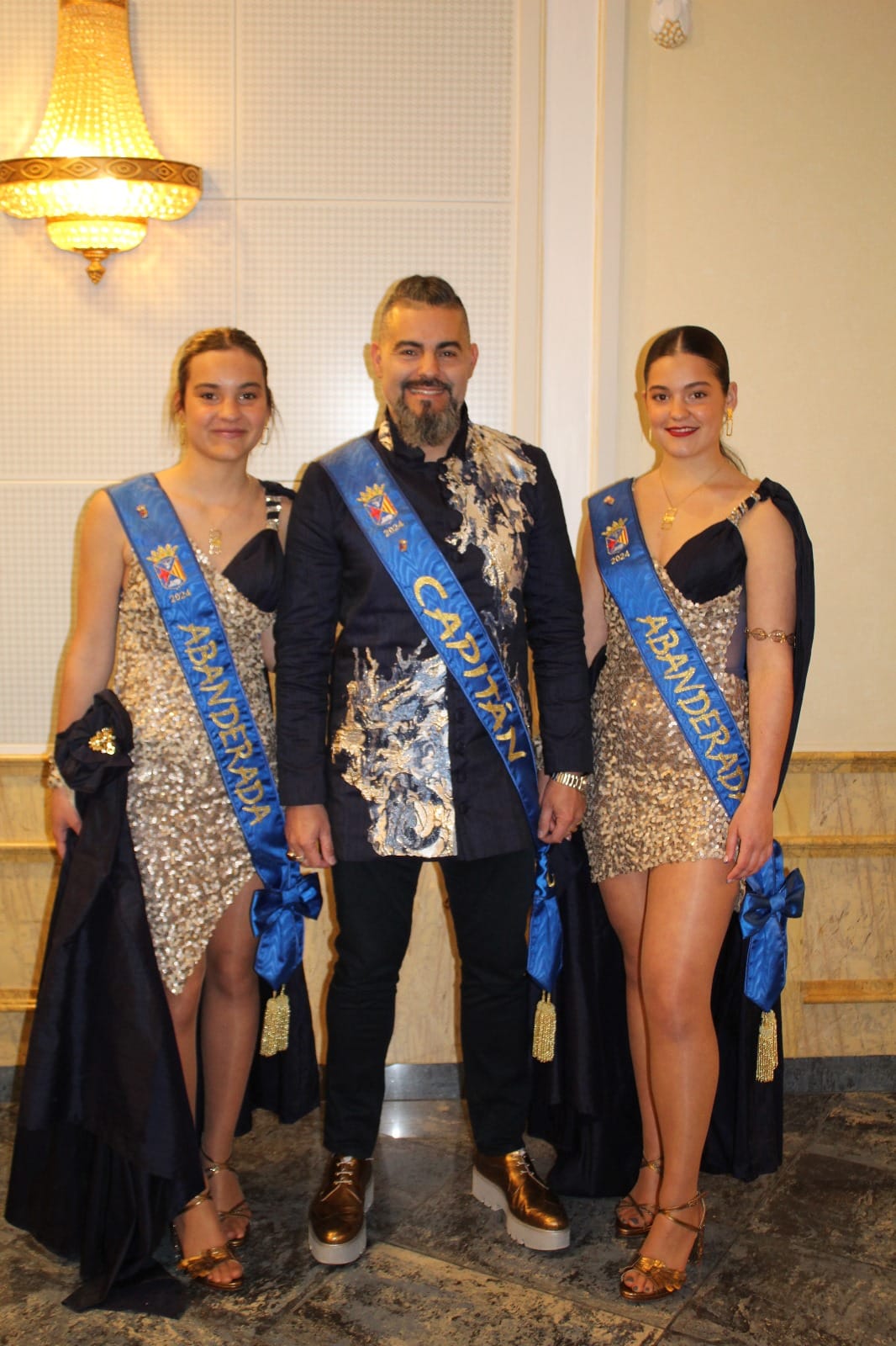 Sara, Esther y Joaquín, capitán y abanderadas mayores Comparsa Cristianos Elda 2024.