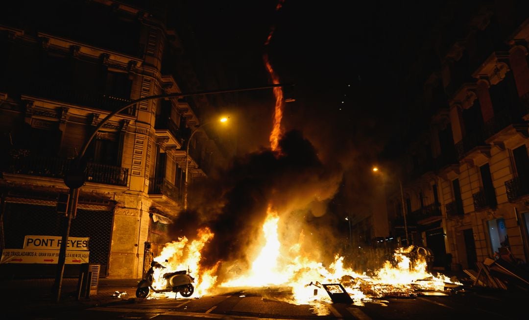 Tercera noche de incidentes en Barcelona por la liberación de Pablo Hasél.