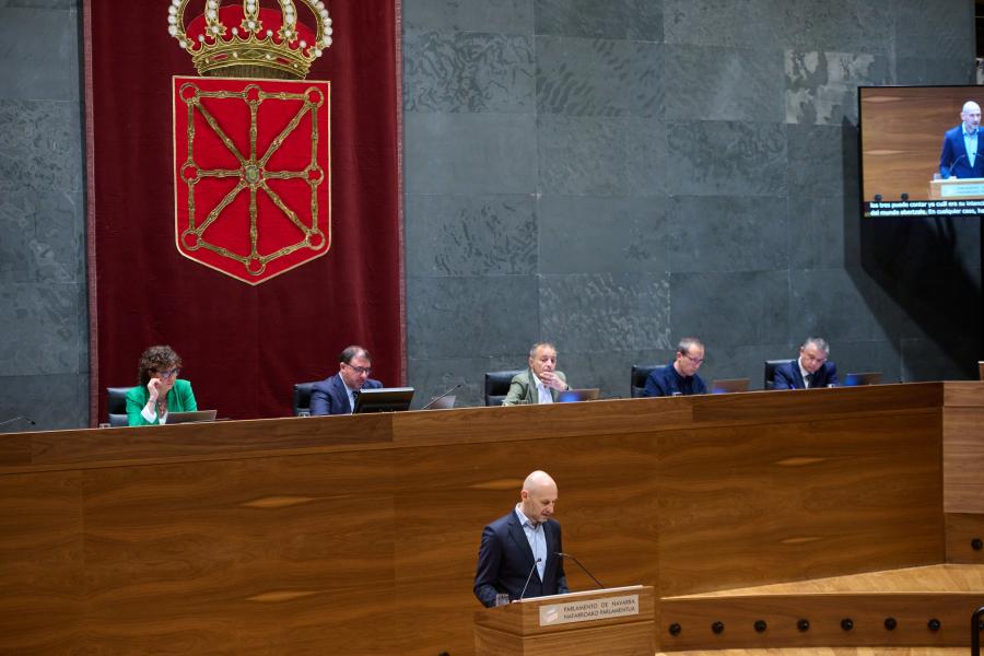 Momento de la intervención del parlamentario de UPN Iñaki Iariarte en la tribuna del Parlamento de Navarra.