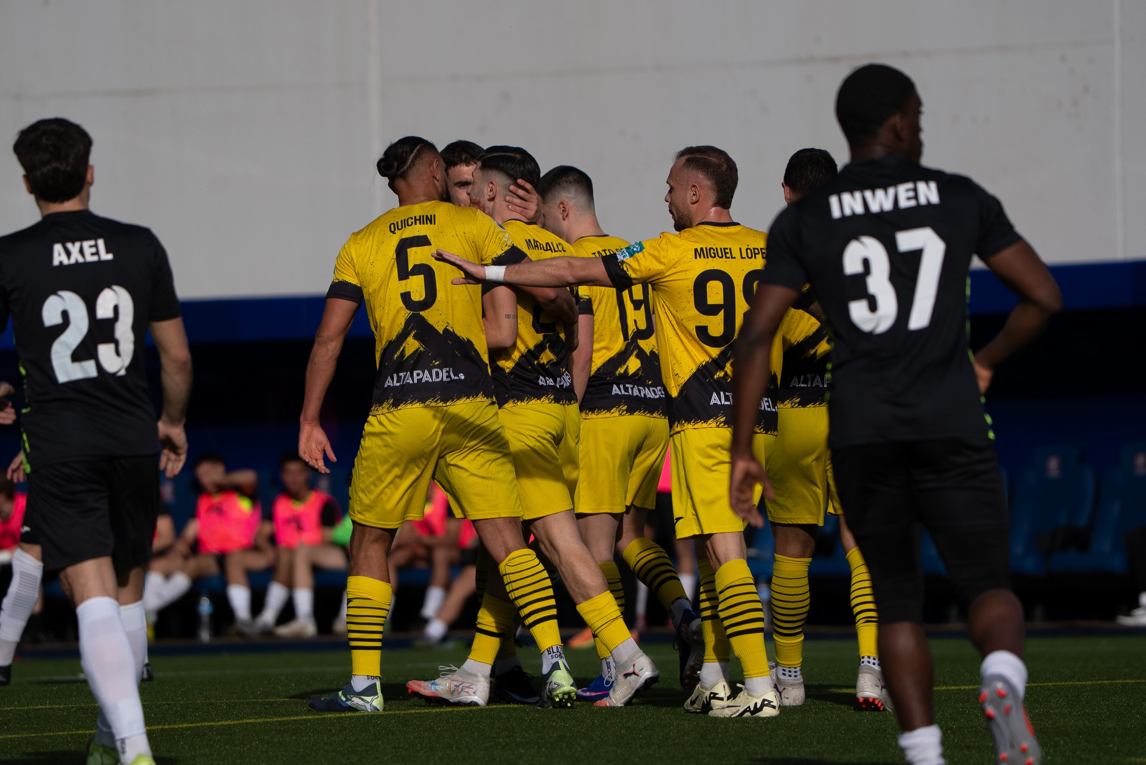 La UE Santa Coloma celebra el primer gol davant l'Ordino en el duel disputat ahir