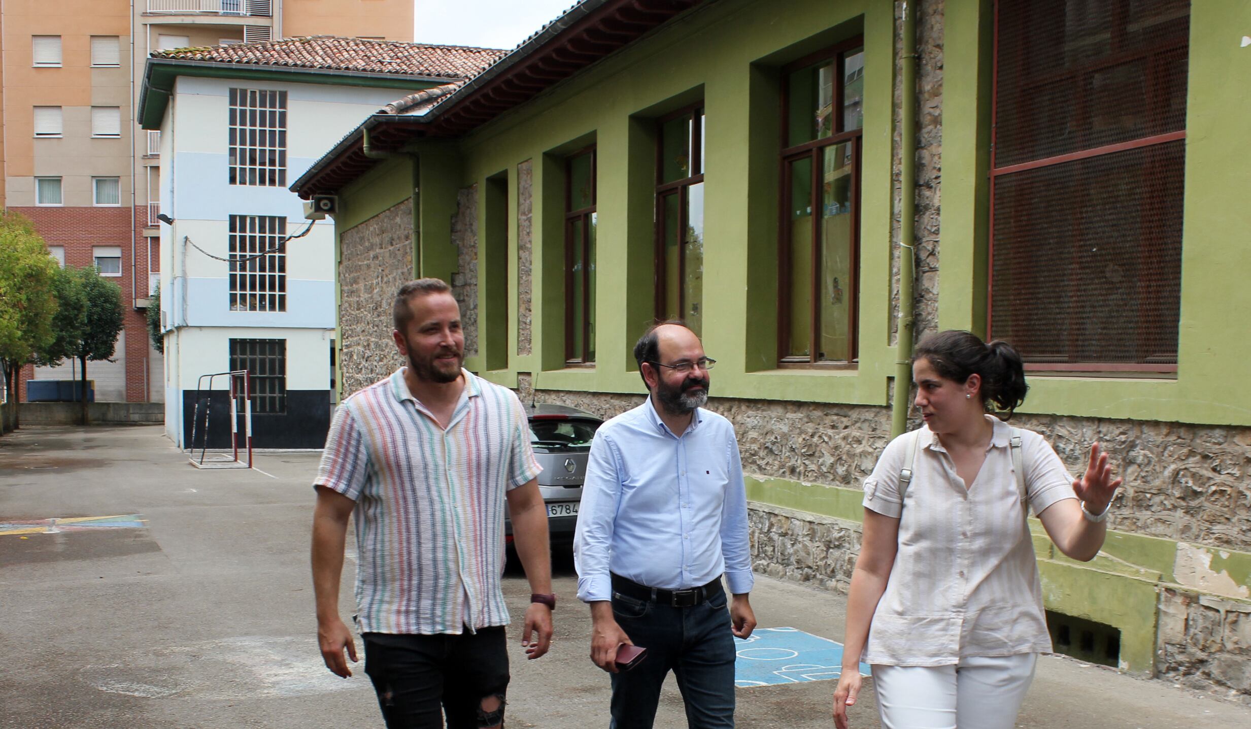 José Luis Urraca visita el patio del colegio Menéndez Pelayo