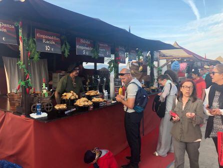 Uno de los puestos de comida de la feria