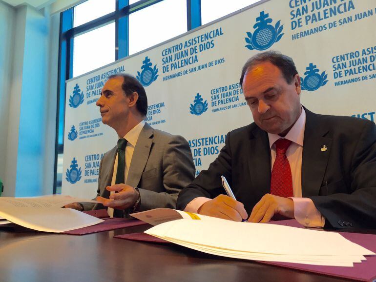 Momento de la firma entre los responsables del IMSERSO y del Centro Asistencial San Juan de Dios. 