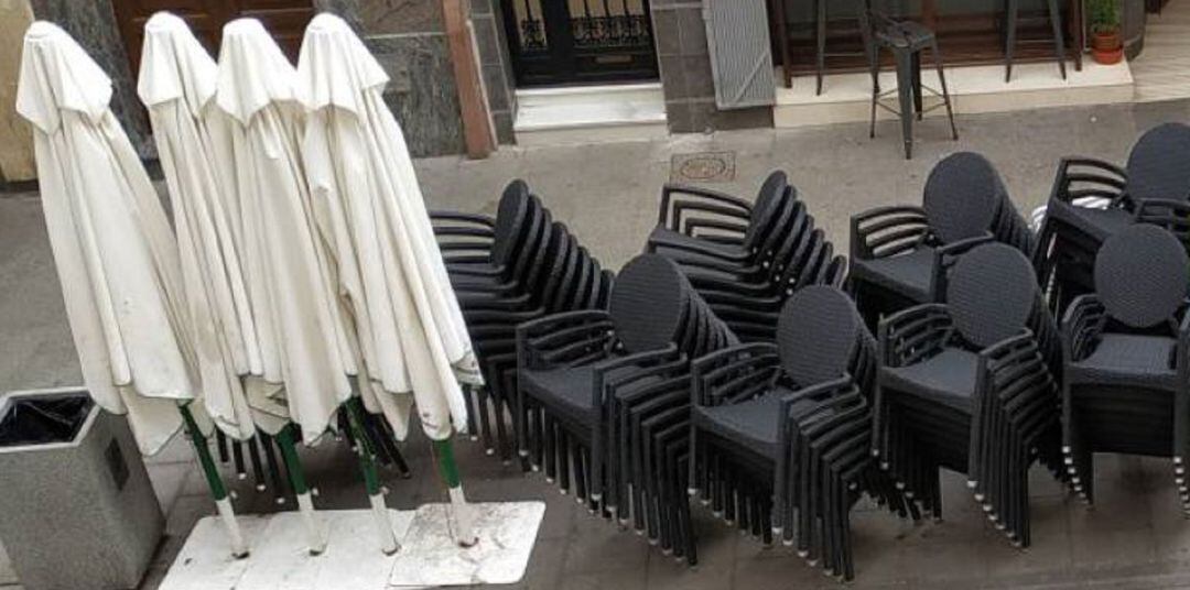 Mesas de establecimiento hostelero recogidas.
