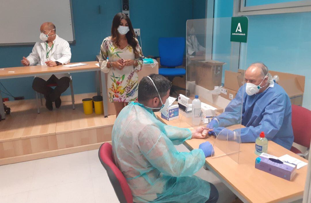 Una persona se somete a un test de coronavirus.