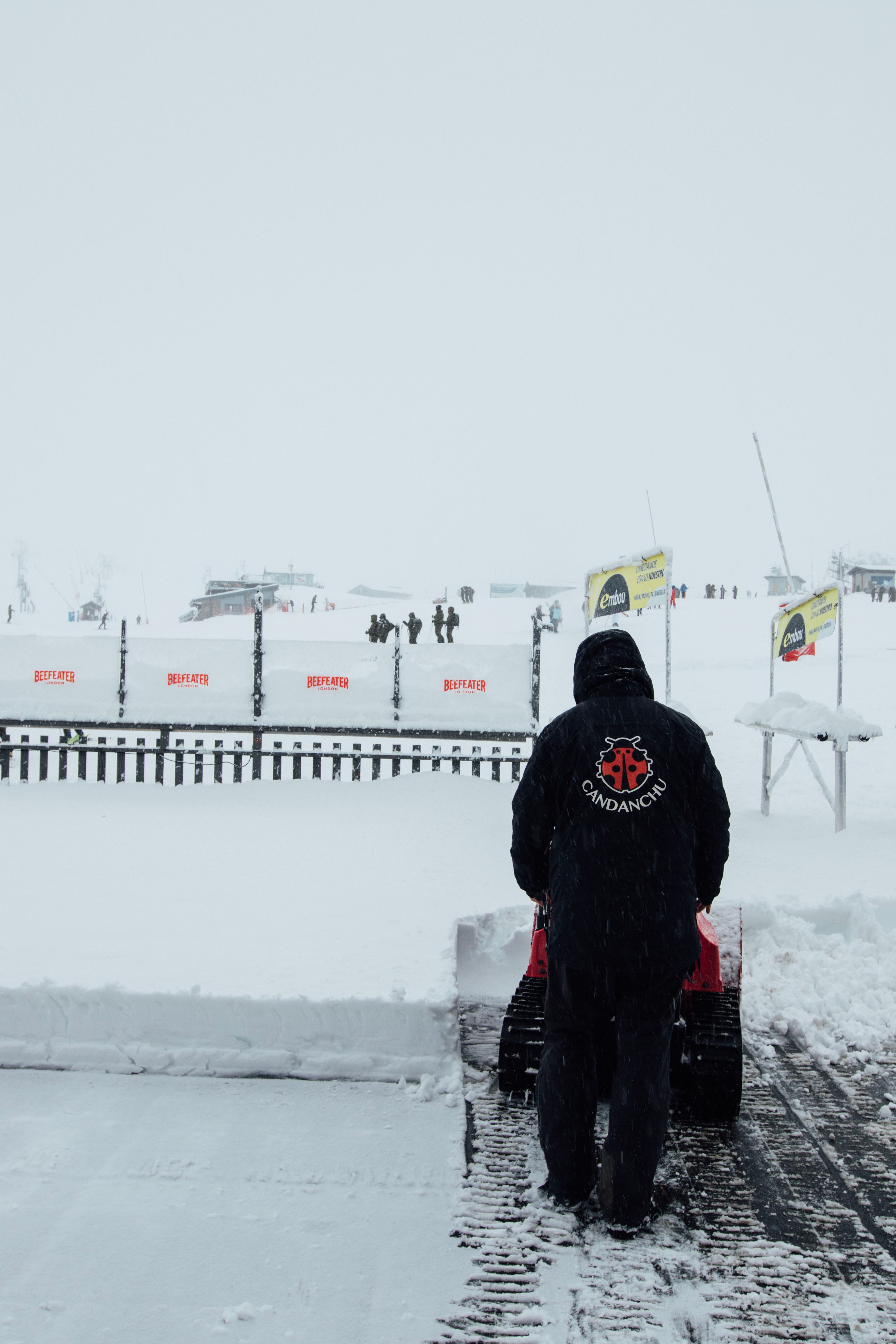 Los trabajadores de las estaciones limpian y acondicionan pistas y pasos