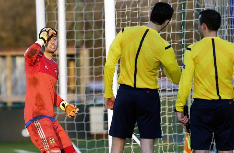 GRA546. LONDRES, Fotografía facilitada por el Valencia CF del portero del Valencia juvenil, Antonio Sivera, lamentándose tras la decisión del árbitro de no conceder gol en el lanzamiento de penalti de su compañero Alberto Gil y que ha supuesto la eliminac