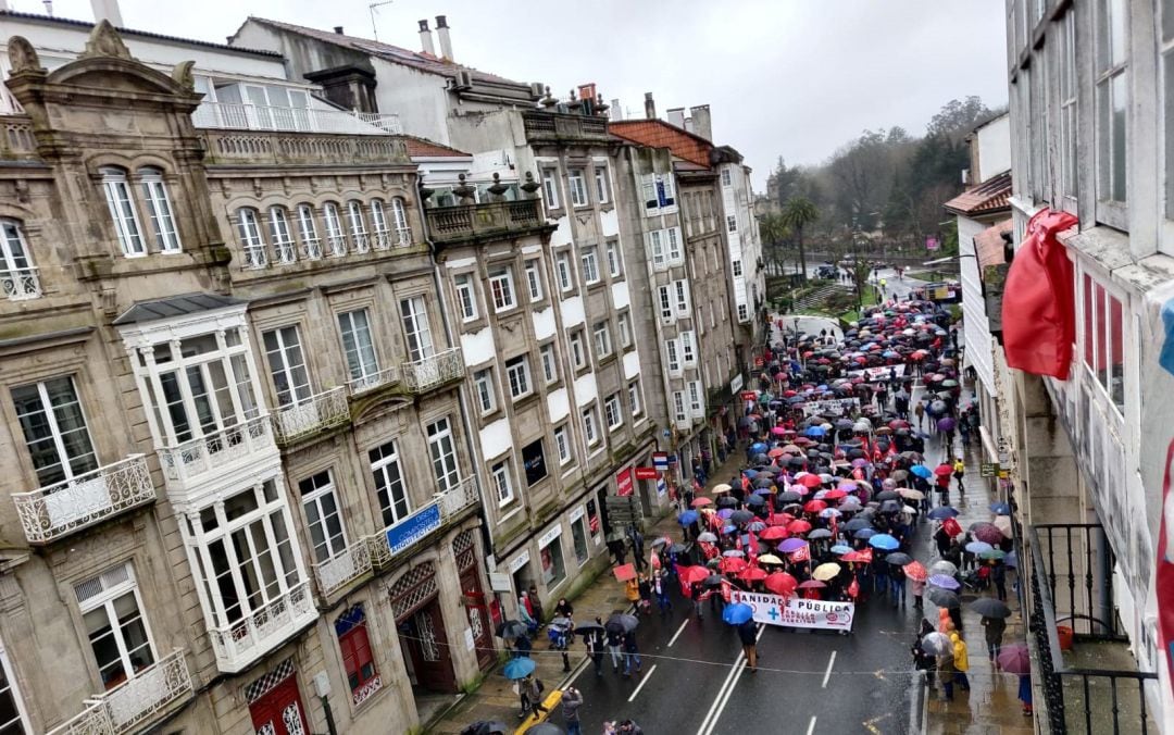 Manifestación convocada por SOS Sanidade Pública en Santiago de Compostela.