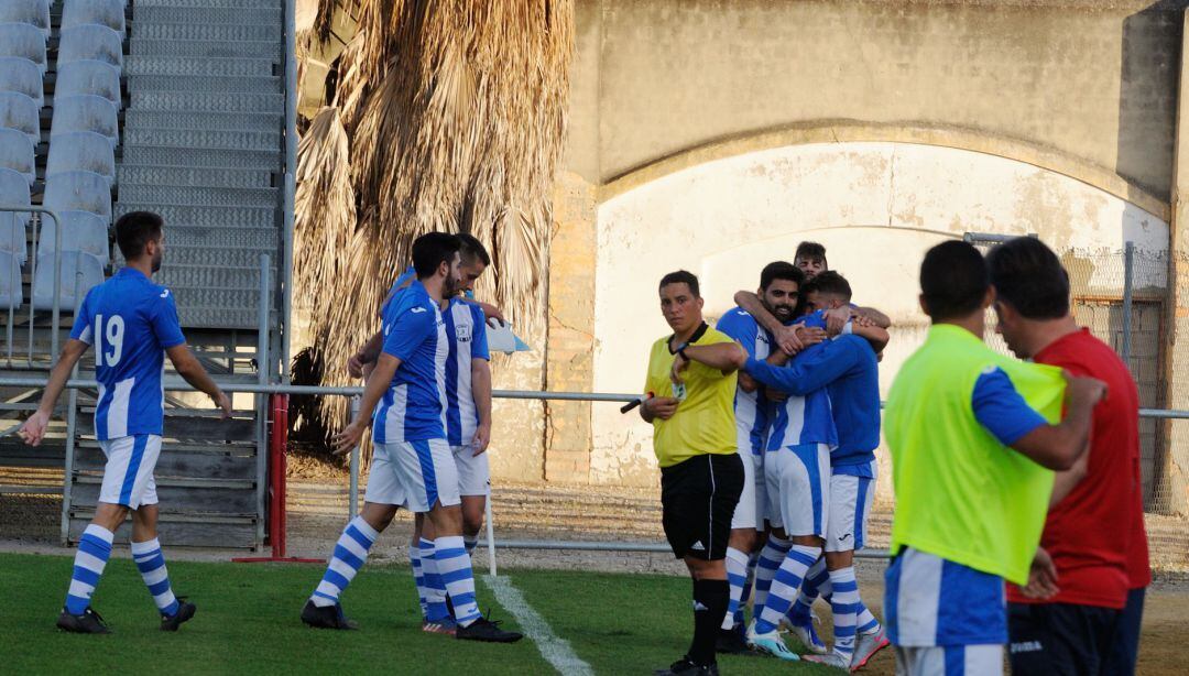 Jugadores del Jerez Industrial celebrando uno de los goles ante el Trebujena 