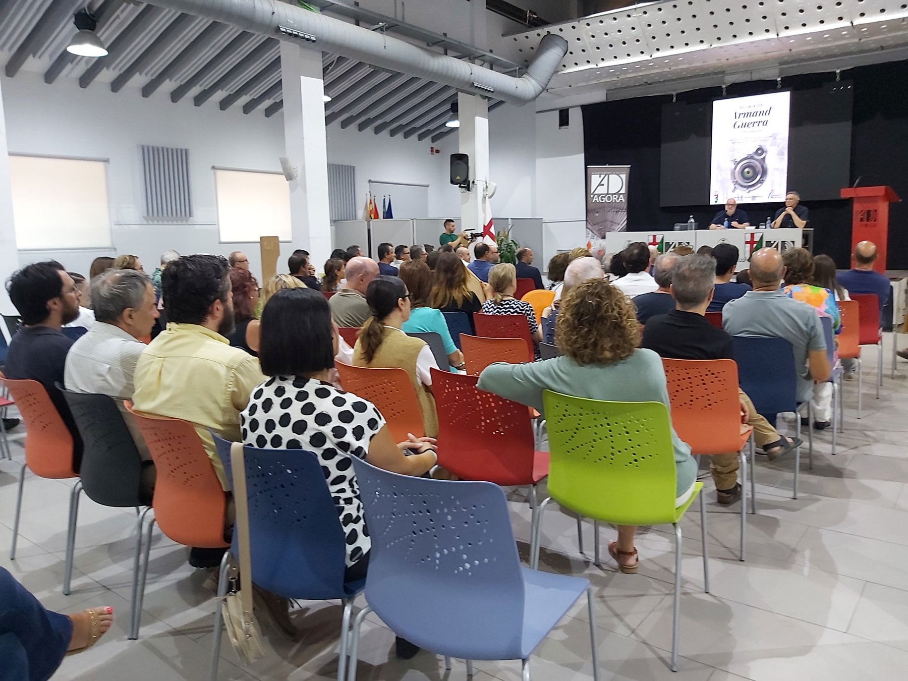 La presentación del libro se ha realizado en la sala Àgora