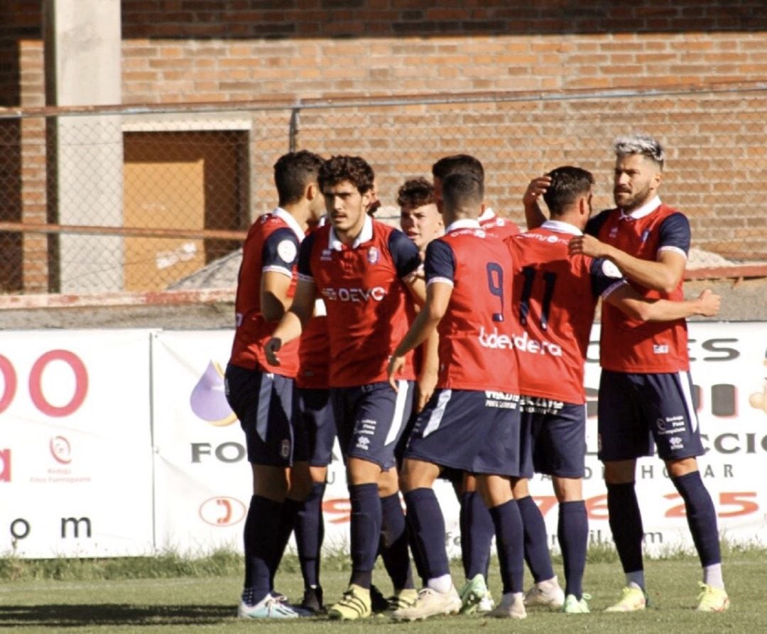 El plantel encarnado celebra un gol