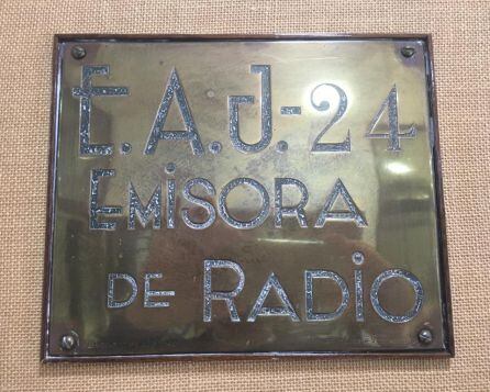 Placa con el distintivo histórico de Radio Córdoba