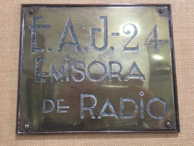 Placa con el distintivo histórico de Radio Córdoba