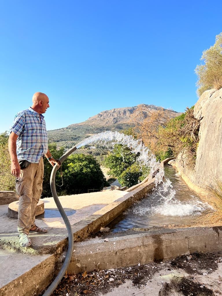 Operarios municipales llenan de agua la fuente