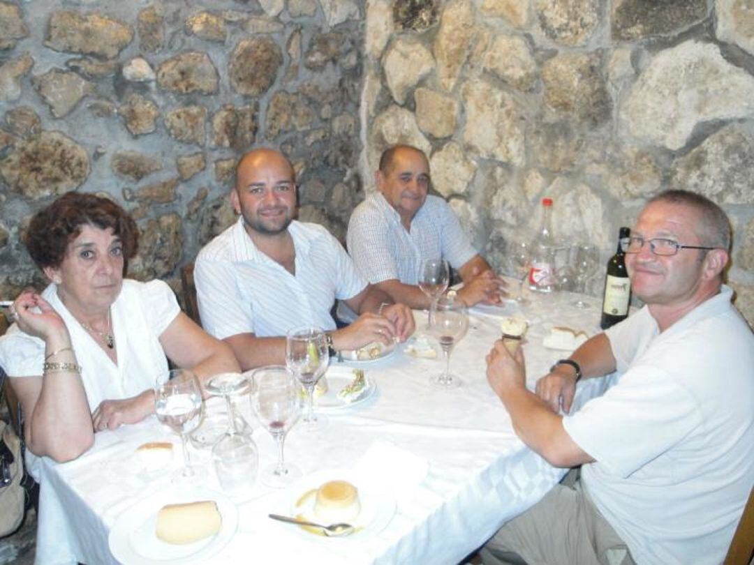 Jesús de la Villa (d) junto a amigos en una de sus tradicionales comidas de fiestas patronales.