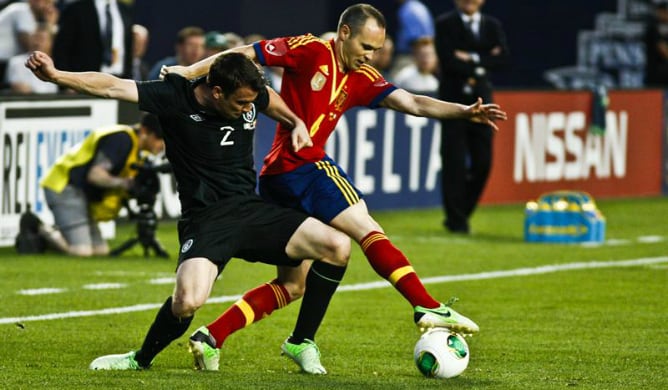 El jugador de la selección española Andrés Iniesta pelea por el balón con Saamus Coleman, de Irlanda, durante el amistoso que ambos equipos han disputado en Nueva York.