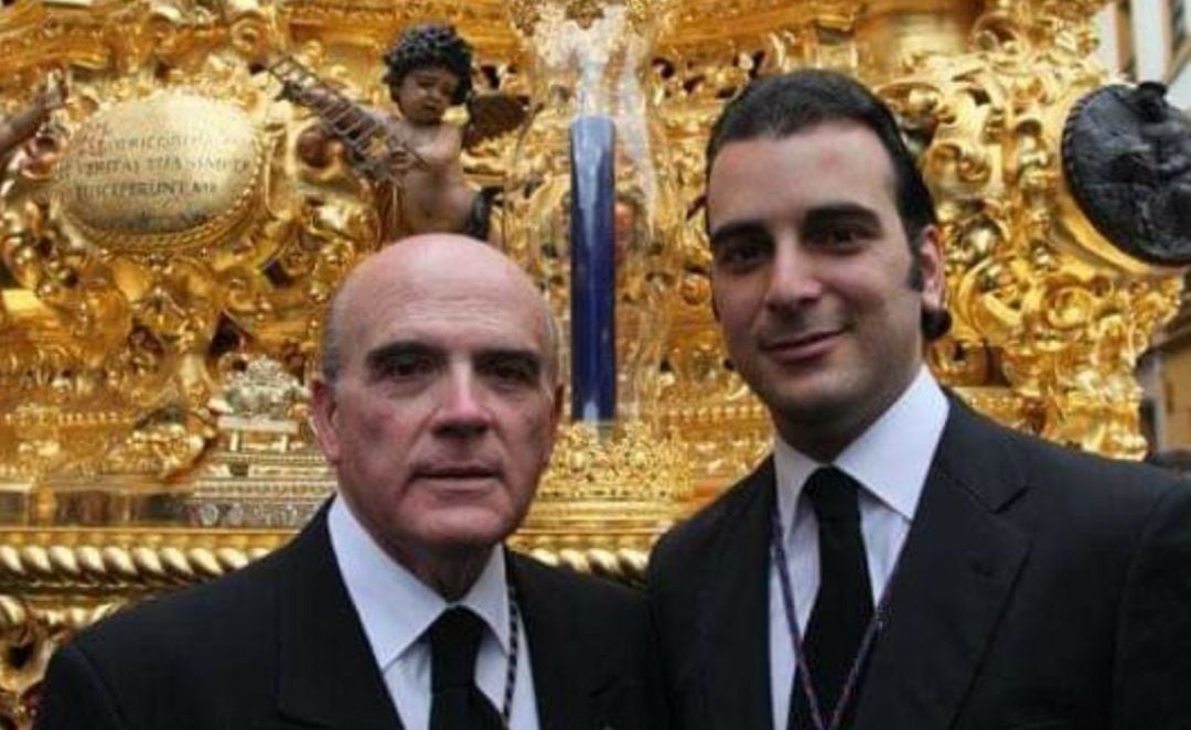 Julían Huertas, padre e hijo, ante la delantera del primero de los pasos de la Hermandad del Baratillo