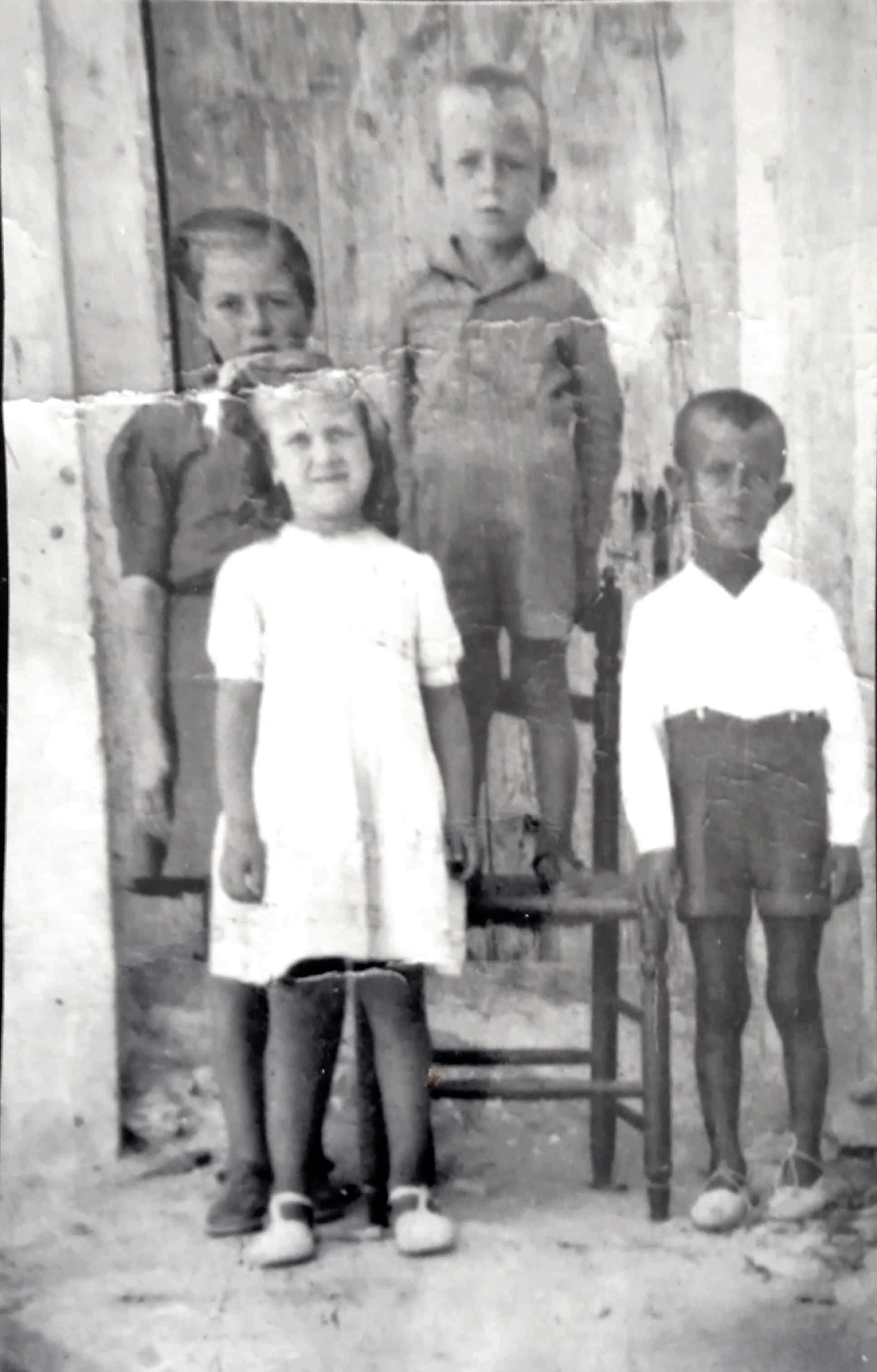 1947. A la derecha Salvador “ El Moreno” con 7 años , ( observando la fotografía está claro de donde procede su apodo).Acompañado de sus primos Patricio, ( sobre la silla), Brigida, ( de blanco) y Rosa, hermanastra de ambos.