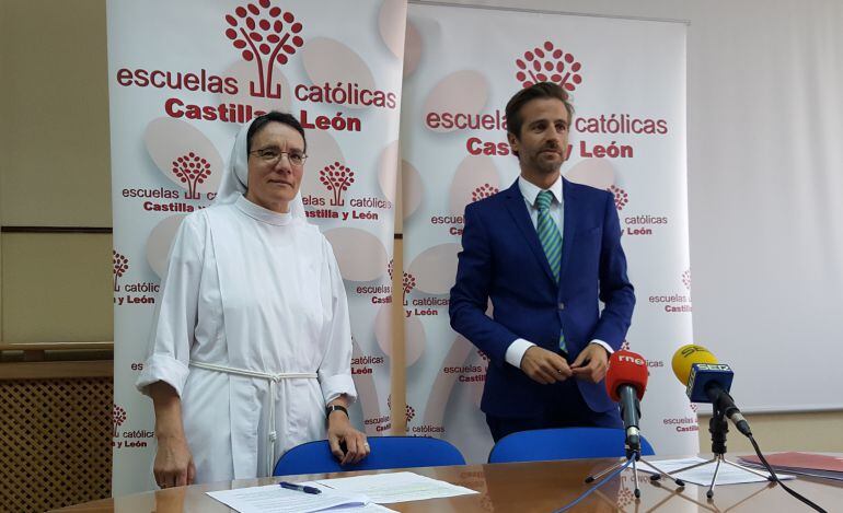 Estela Guerra, directora del colegio Santa Clara de Asís y Leandro Roldán, secretario autonómico de Escuelas Católicas de Castilla y León