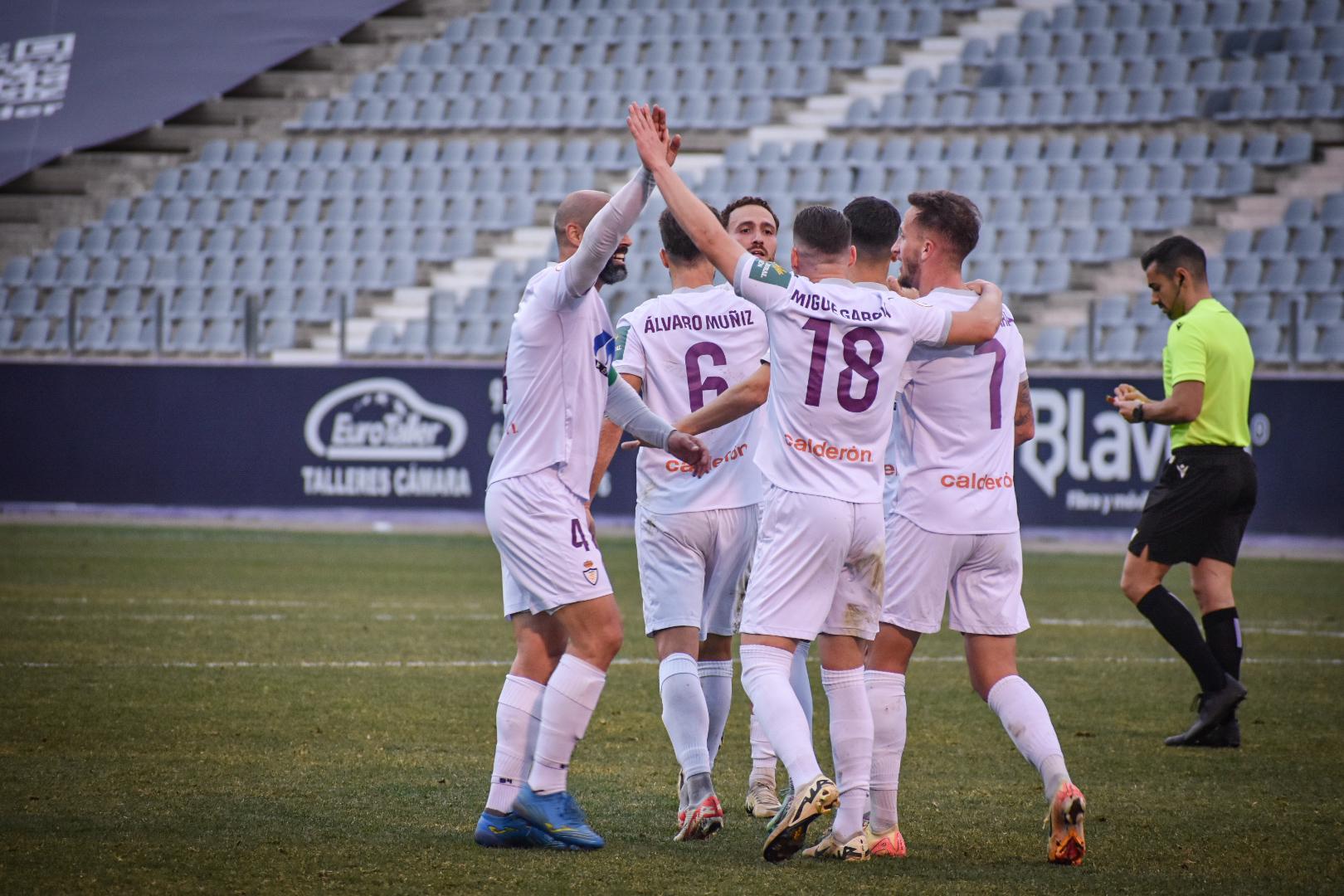 Los jugadores del Real Jaén celebran el primer gol blanco.