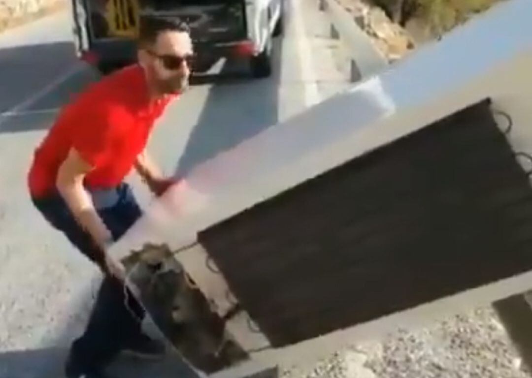 Un hombre arroja un frigorífico en un monte de Almería