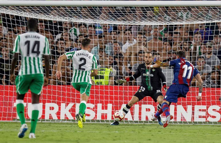 GRAF7138. SEVILLA, El delantero del Levante José Luis Morales (d) dispara a puerta para marcar el segundo gol del equipo frente al Real Betis, durante la primera jornada de liga en Primera División que se disputa esta noche en el estadio Benito Villamarín